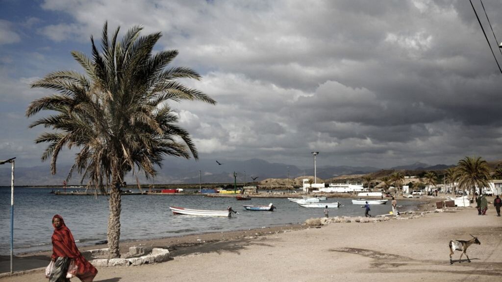 Une femme se promène près du port de Tadjoura