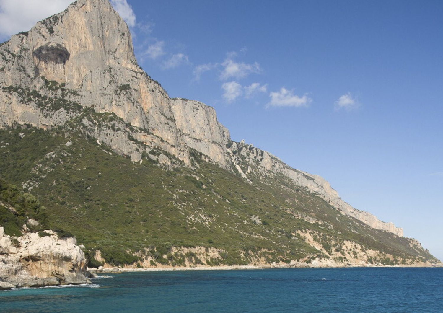 &nbsp;La costa di Santa Maria Navarrese (Baunei), che che passer&agrave; dalla Provincia di Nuoro a quella dell'Ogliastra