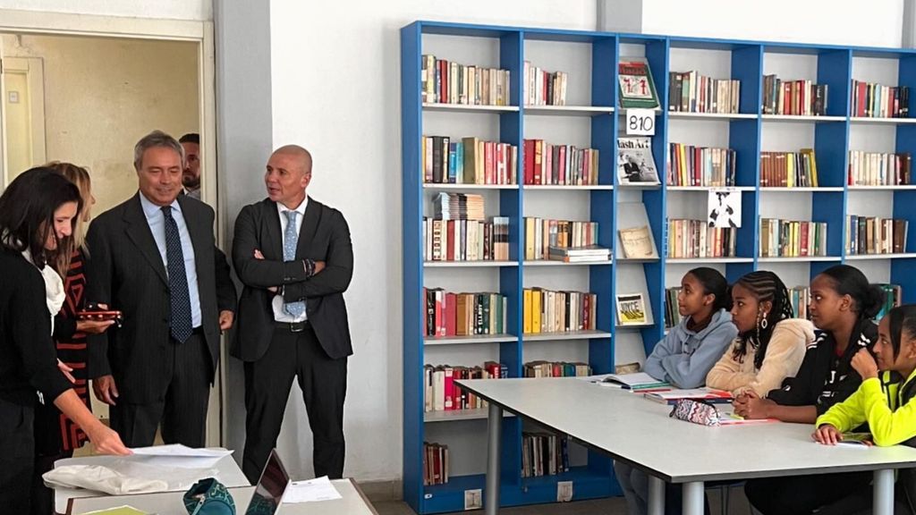 Le DG de la diplomatie culturelle, Alessandro de Pedys, accompagné par l'ambassadeur Palese, à  l'Ecole italienne "Galileo Galilei " de Addis Abeba