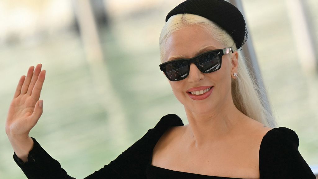 Chic e retrò, Lady Gaga incanta il Lido. Il look