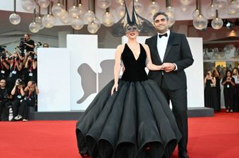 Venezia, Lady Gaga e Michael Polansky sul red carpet