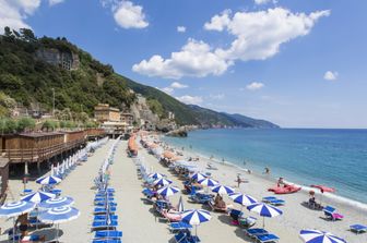 Spiaggie, concessioni balneari, cinque terre, ombrelloni, villeggianti, vacanze, vacanzieri