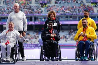 La medaglia d'argento Aigars Apinis, la medaglia d'oro italiana Rigivan Ganeshamoorthy e la medaglia di bronzo Andre Rocha nella finale del lancio del disco F52 alle Paralimpiadi di Parigi 2024