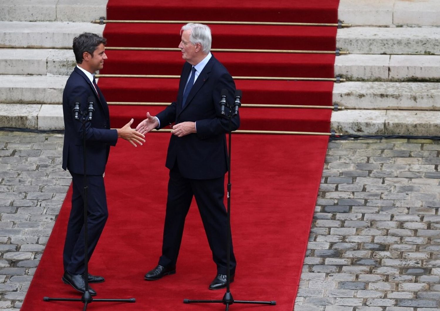 francia macron guarda a destra con Barnier