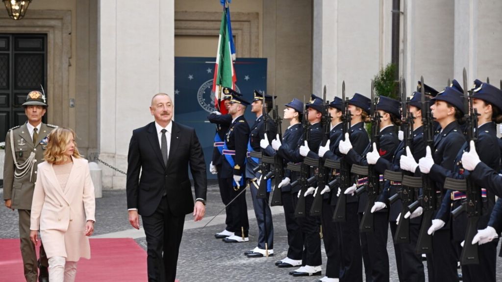 Le président azerbaïdjanais Aliyev avec la première ministre Giorgia Maloni, Rome