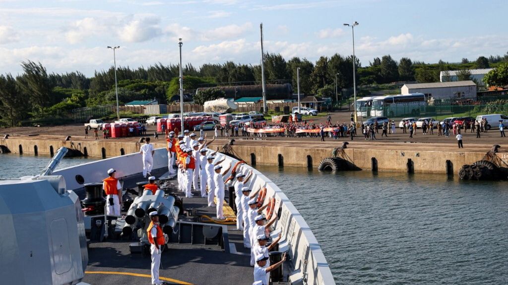 Des soldats de la 42e flotte d'escorte navale chinoise saluent la foule dans le port de Richards Bay, Afrique du Sud