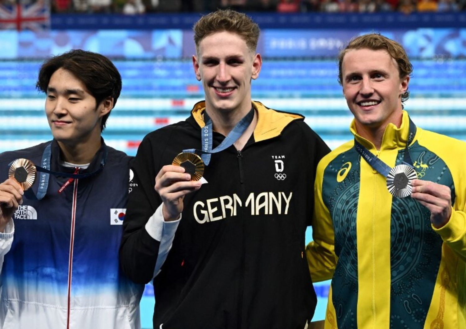 da sinistra, il sudcoreano Kim Woo-min, medaglia di bronzo, il tedesco Lukas Maertens, oro olimpico, e l'australiano Elijah Winnington, argento, sul podio dopo la finale dei 400 metri stile libero maschile alle Olimpiadi di Parigi, il 27 luglio 2024