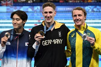 da sinistra, il sudcoreano Kim Woo-min, medaglia di bronzo, il tedesco Lukas Maertens, oro olimpico, e l'australiano Elijah Winnington, argento, sul podio dopo la finale dei 400 metri stile libero maschile alle Olimpiadi di Parigi, il 27 luglio 2024