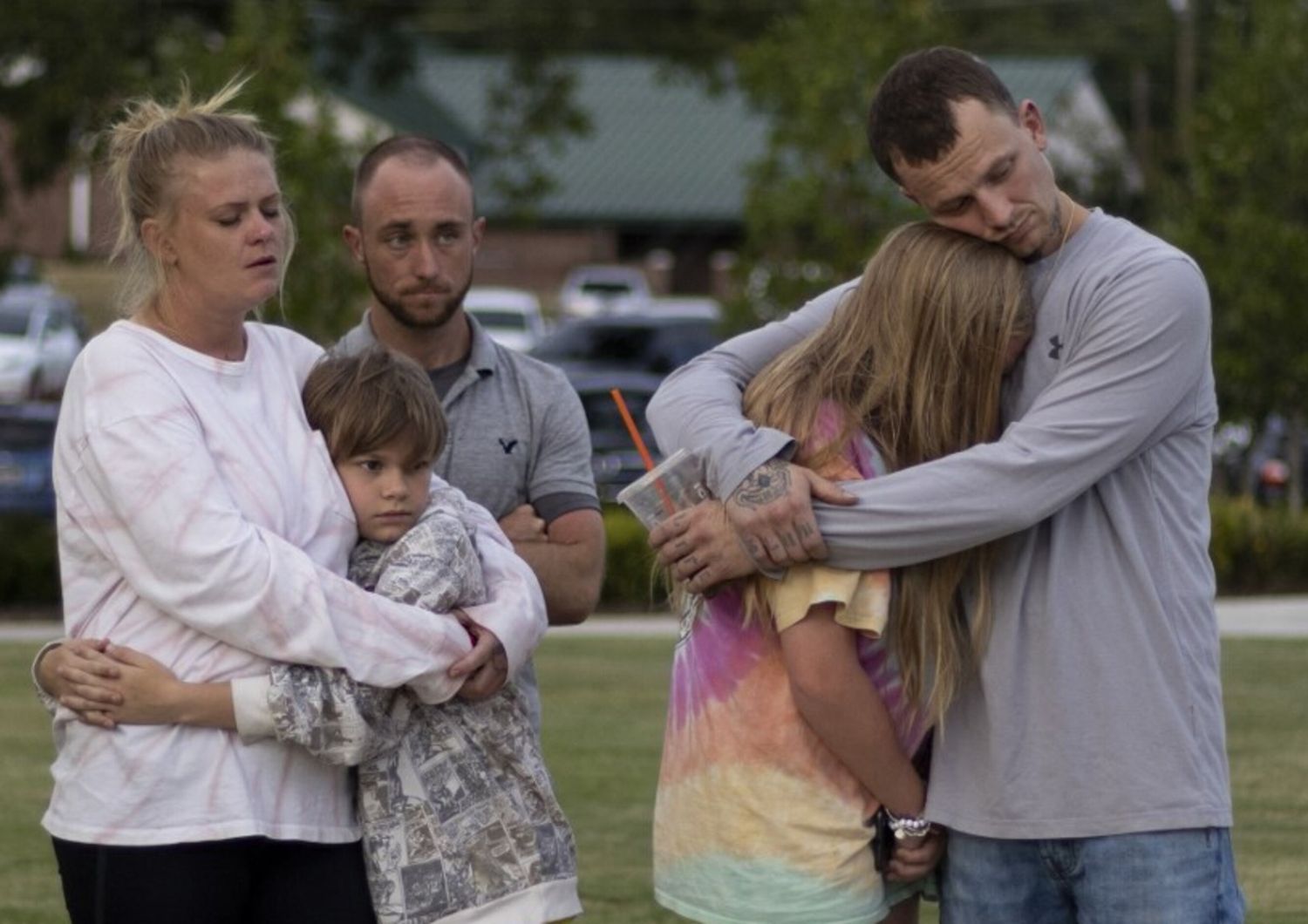 Una famiglia si abbraccia durante una veglia per le vittime della sparatoria alla Apalachee High School al Jug Tavern Park di Winder, in Georgia