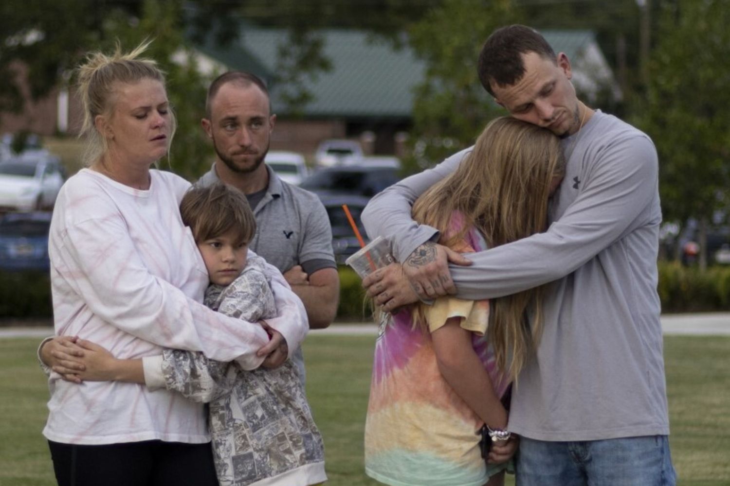 Una famiglia si abbraccia durante una veglia per le vittime della sparatoria alla Apalachee High School al Jug Tavern Park di Winder, in Georgia
