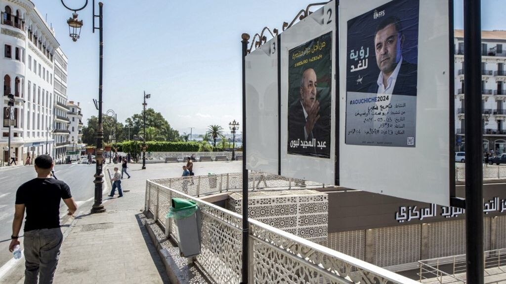 Les affiches des candidats à l'élection présidentielle, le président sortant Abdelmajid Tebboune (à gauche) et le candidat du Front des forces socialistes Youcef Aouchiche