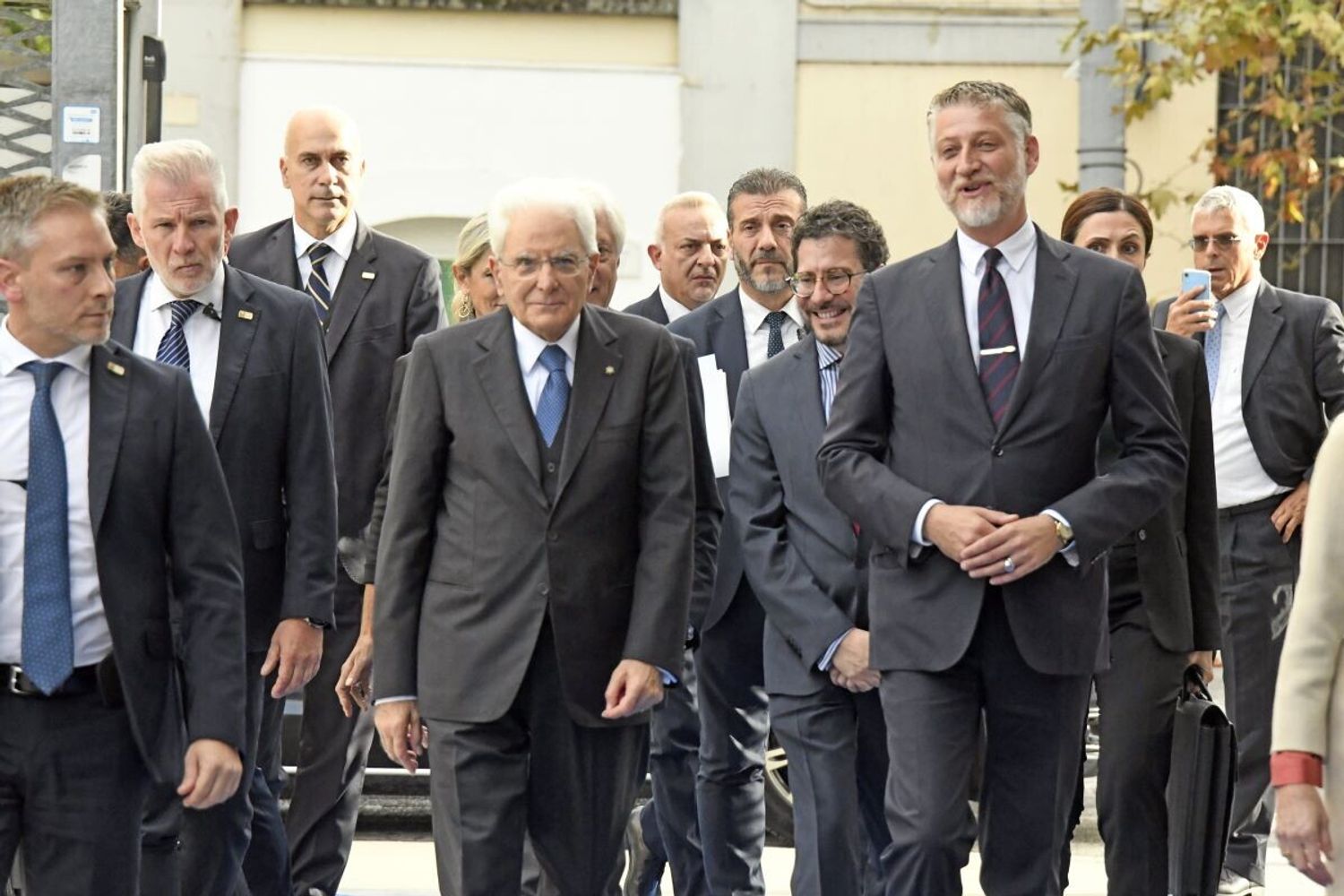 Alessandro Giuli insieme con il presidente della Repubblica Sergio Mattarella