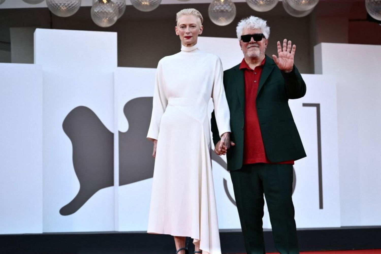 L'attrice Tilda Swintone il regista Pedro Almodovar a Venezia