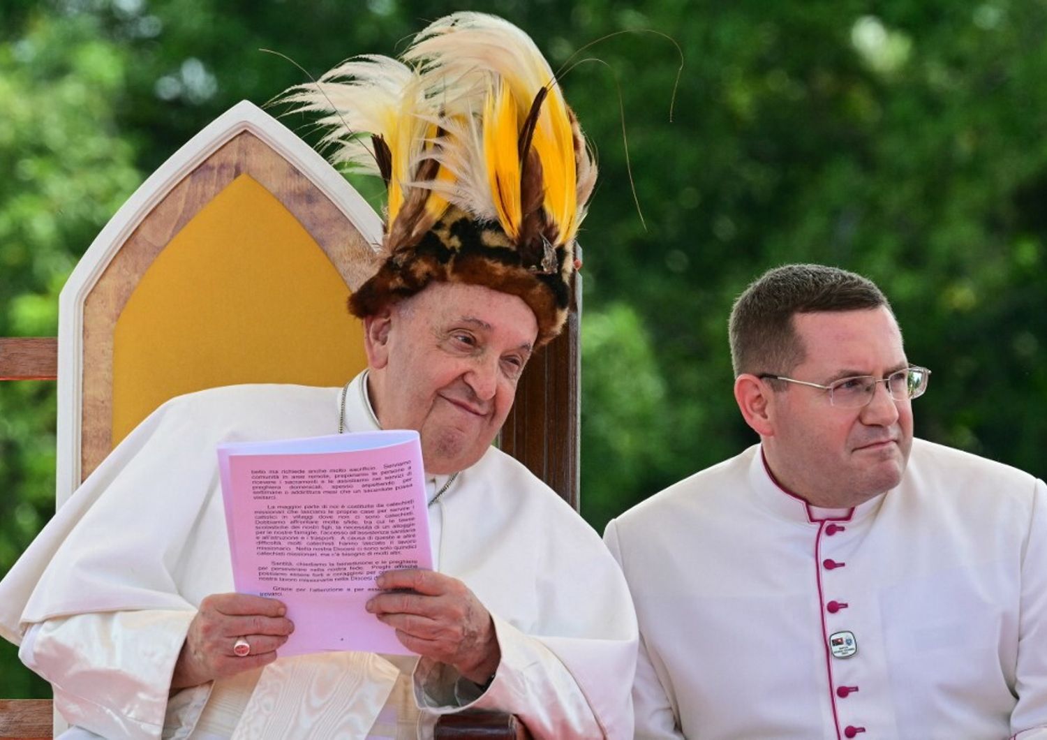 papa arrivato a vanimo incontra missionari e porta farmaci