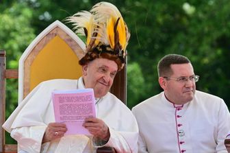 papa arrivato a vanimo incontra missionari e porta farmaci