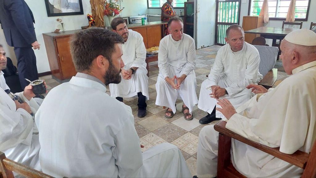 Il Papa arriva a Vanimo con un carico di farmaci