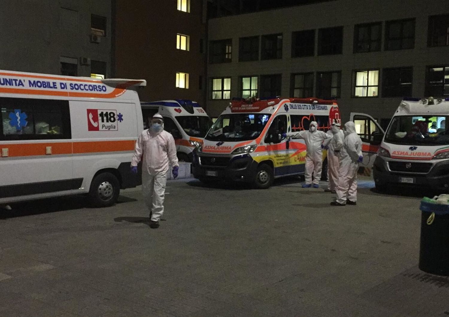 La fila di ambulanze davanti all'ospedale di Foggia