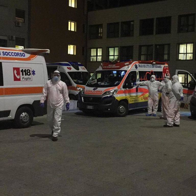 La fila di ambulanze davanti all'ospedale di Foggia