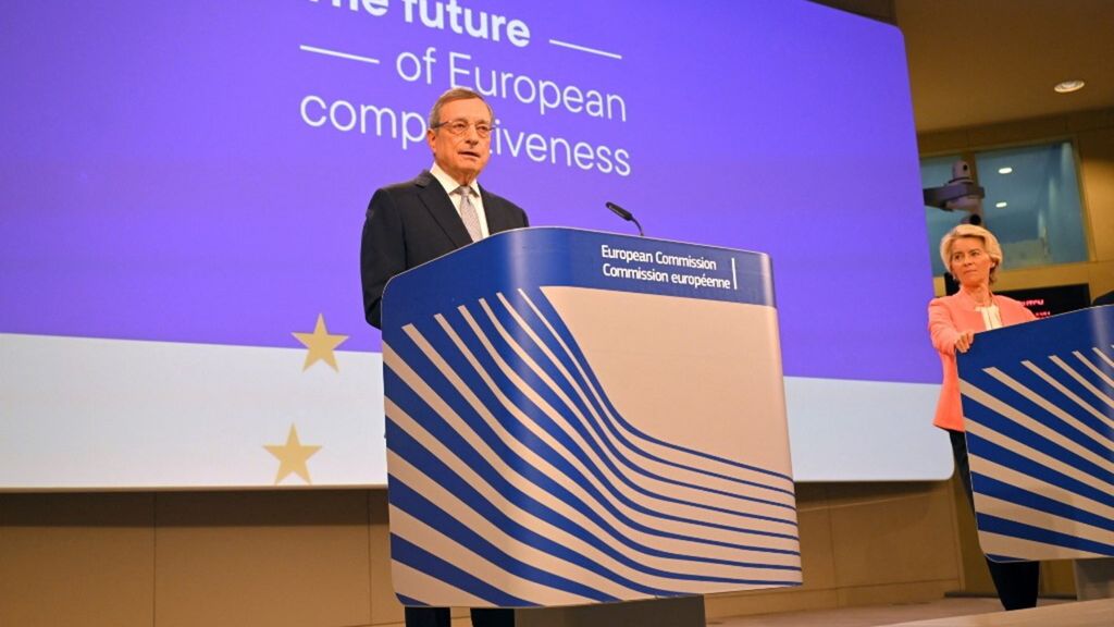 L'ancien Premier Ministre italien et ex président della BCE, Mario Draghi en conférence de presse avec la présidente de la Commission de l'UE, Ursual von der Leyen