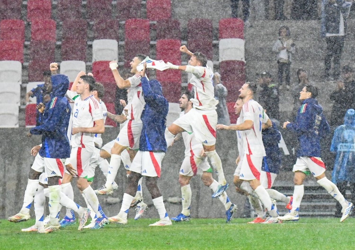 Azzurri in festa sotto il diluvio di Budapest dopo il 2-1 su Israele