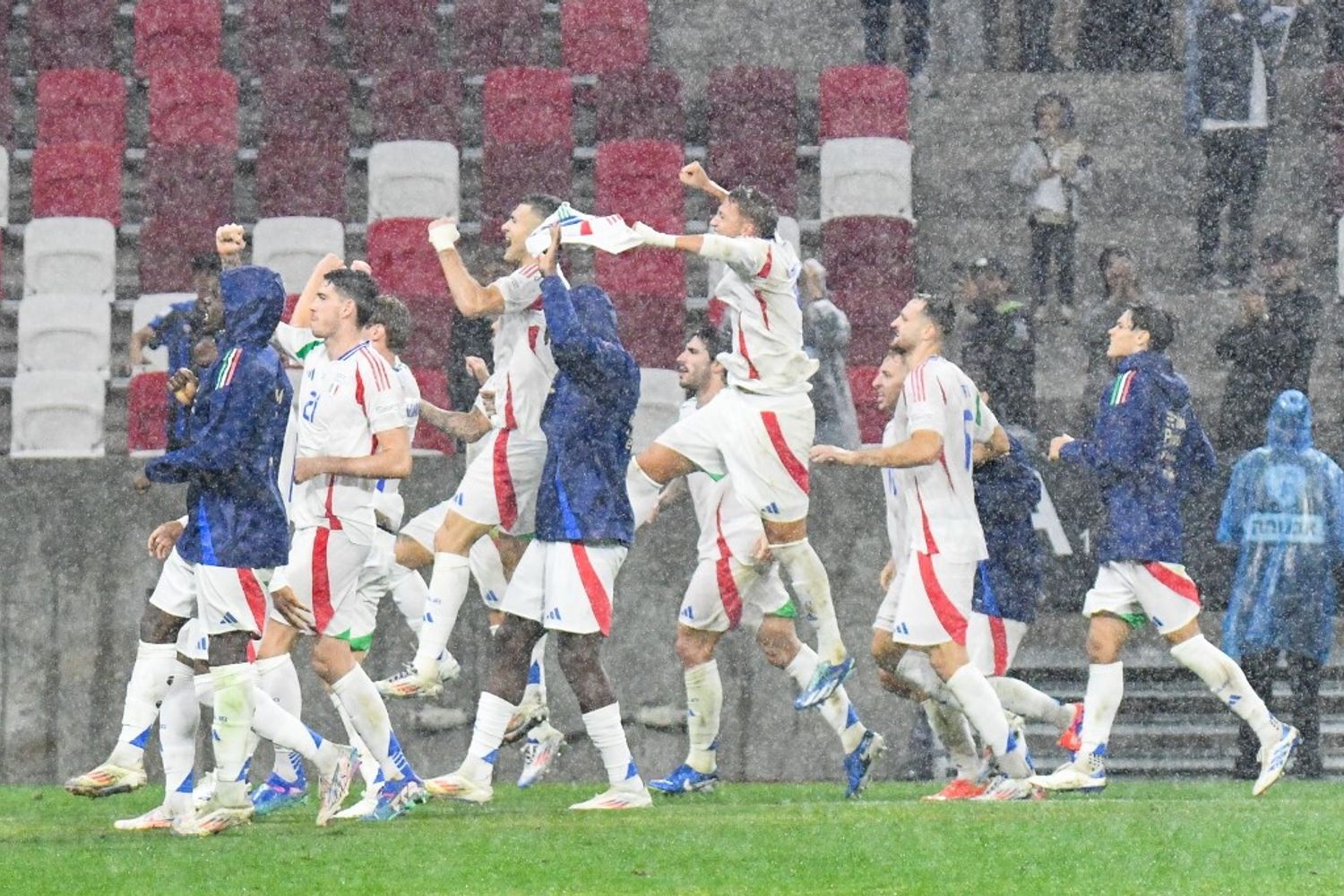 Azzurri in festa sotto il diluvio di Budapest dopo il 2-1 su Israele