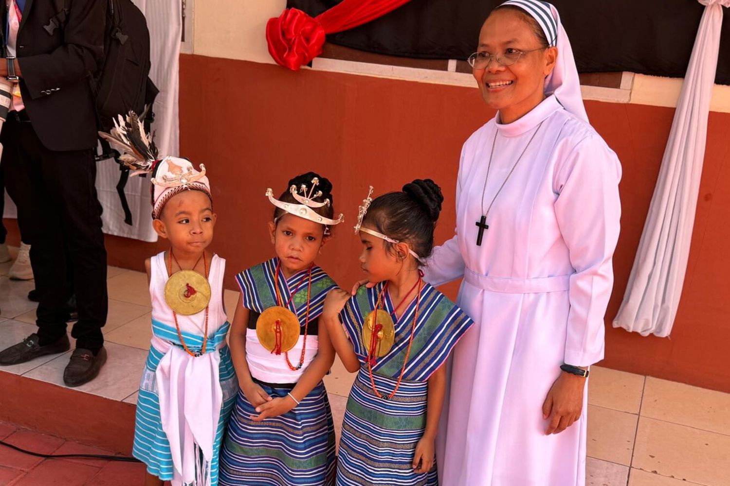Le tre bambine che hanno accolto Papa Francesco assieme suor Bidi