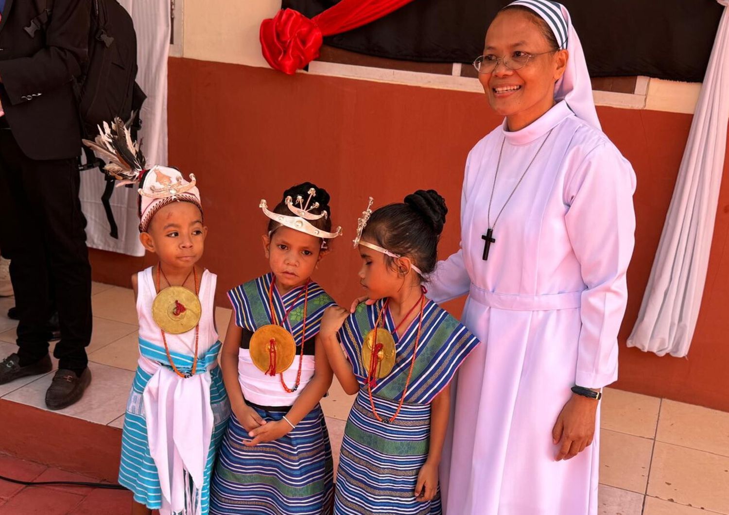 Le tre bambine che hanno accolto Papa Francesco assieme suor Bidi