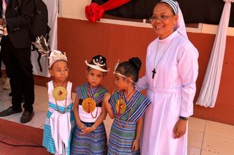 Le tre bambine che hanno accolto Papa Francesco assieme suor Bidi