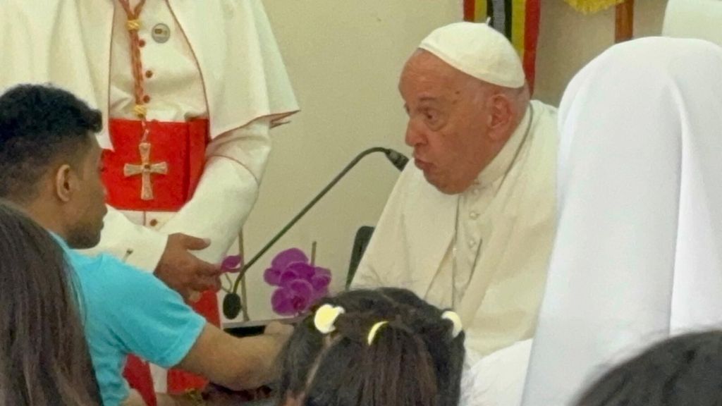 L'abbraccio dei bimbi disabili di Dili a Papa Francesco [VIDEO]