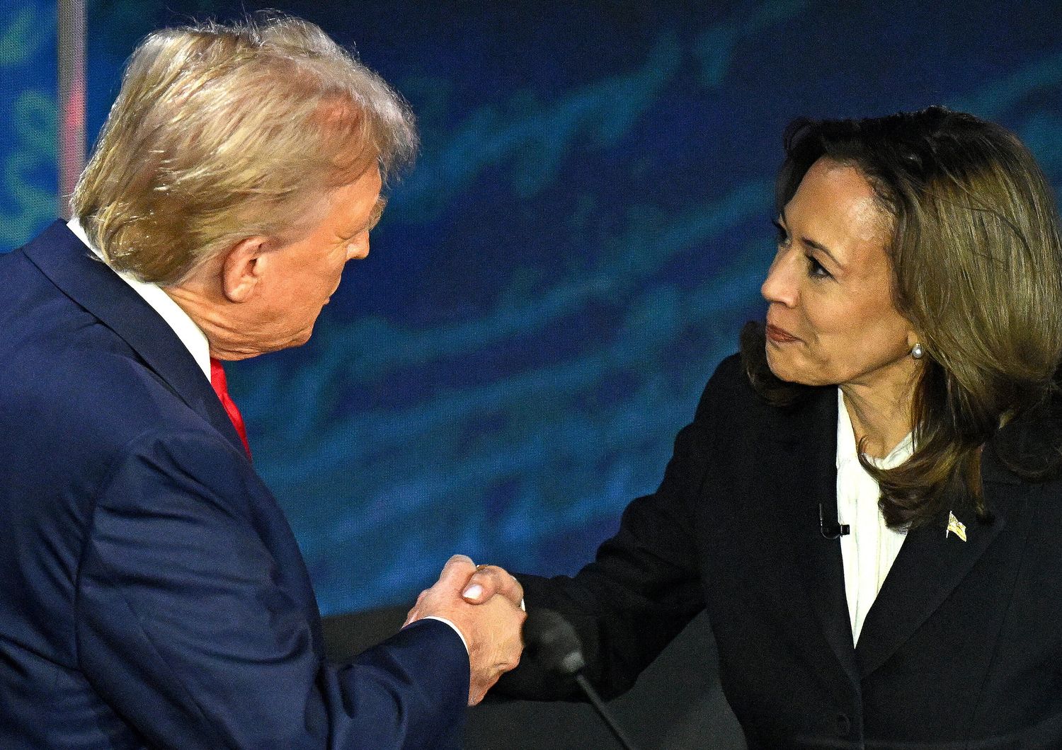 La stretta di mano tra Trump e Harris