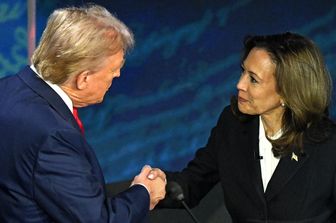 La stretta di mano tra Trump e Harris