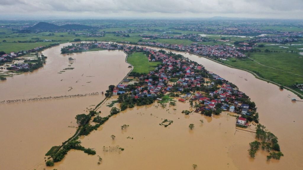 Lle acque alluvionali circondano le case nella provincia di Thai Nguyen in seguito al tifone Yagi che ha colpito il nord del Vietnam