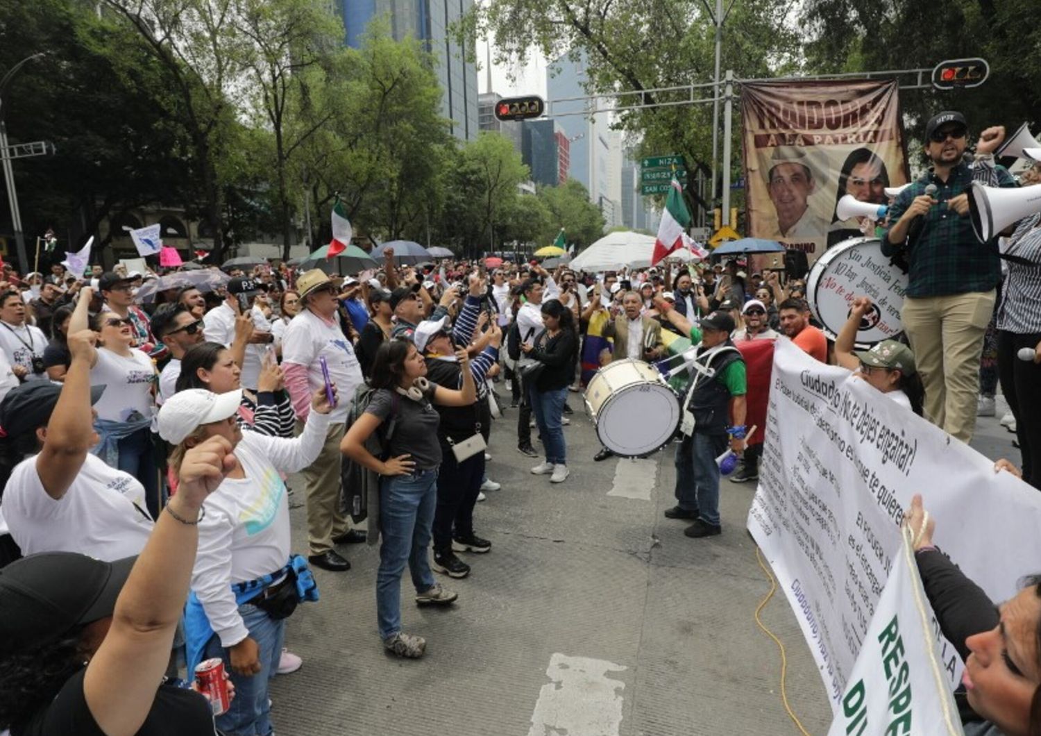 Lavoratori del settore giudiziario gridano slogan contro la riforma giudiziaria proposta dall'attuale presidente Andres Manuel Lopez Obrador mentre manifestano davanti alla sede del Senato a Città del Messico