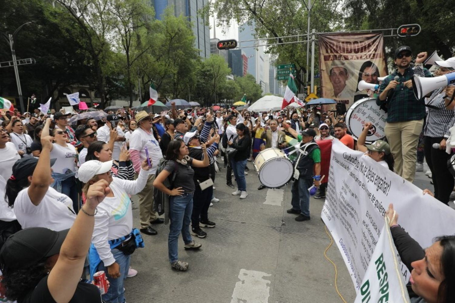 Lavoratori del settore giudiziario gridano slogan contro la riforma giudiziaria proposta dall'attuale presidente Andres Manuel Lopez Obrador mentre manifestano davanti alla sede del Senato a Città del Messico