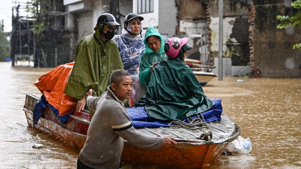 Residenti locali evacuati su una barca attraverso le acque alluvionali ad Hanoi l'11 settembre 2024, dopo il tifone Yagi che ha colpito il nord del Vietnam