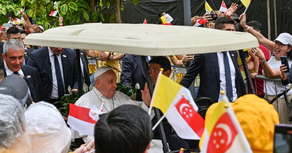 Il Papa è arrivato a Singapore, ultima tappa del suo viaggio in Oriente