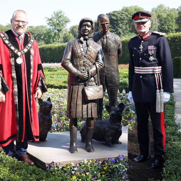 La statua della Regina Elisabetta ad Antrim