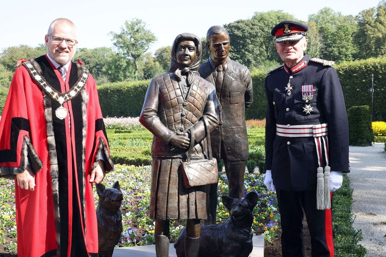 La statua della Regina Elisabetta ad Antrim