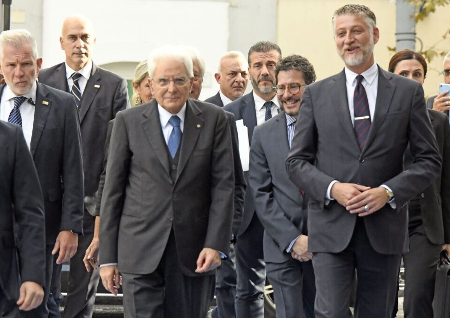 Alessandro Giuli insieme con il presidente della Repubblica Sergio Mattarella