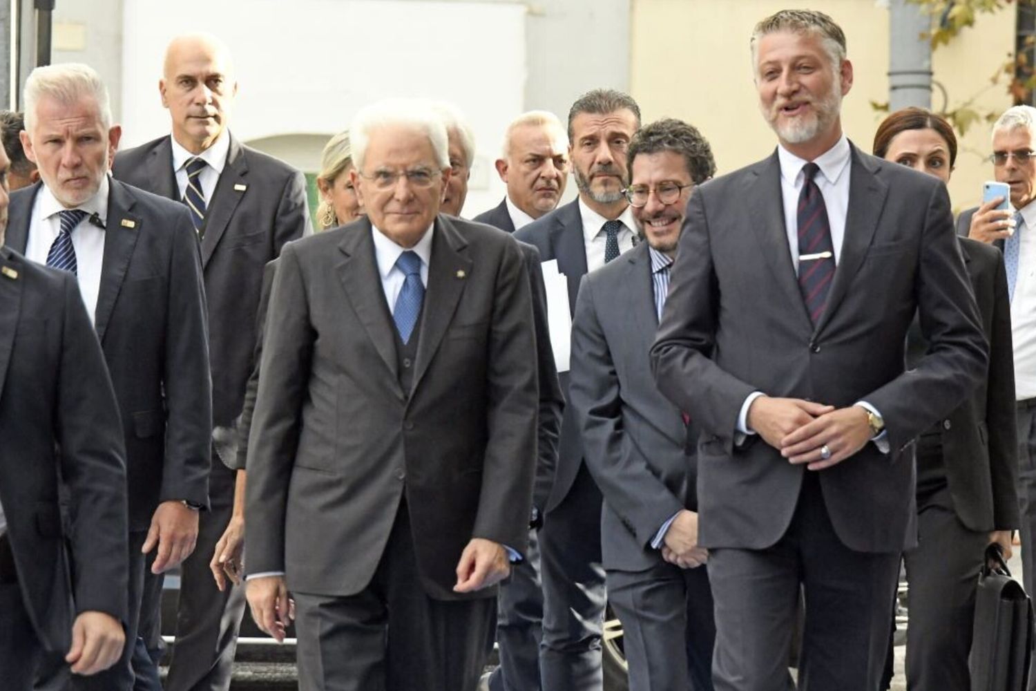 Alessandro Giuli insieme con il presidente della Repubblica Sergio Mattarella