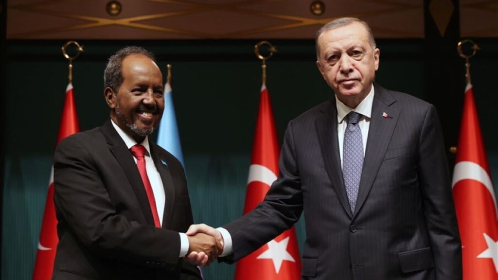 Le président turc Recep Tayyip Erdogan  avec son homologue somalien Hassan Sheikh Mohamud lors d'une visite à Ankara