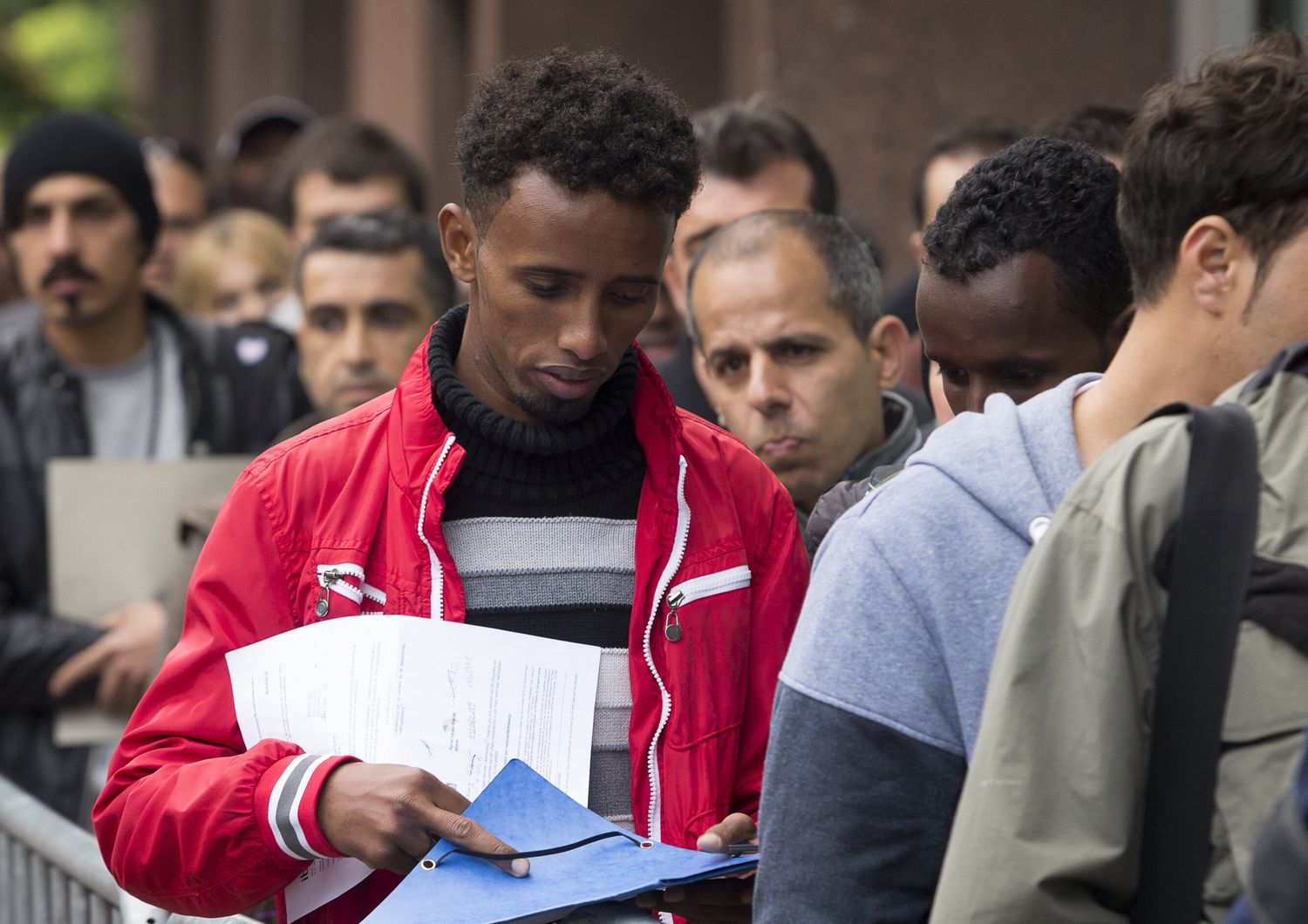 Immigrati richiedenti asilo in fila davanti all'agenzia federale per l'accoglienza (Fedasil)&nbsp;