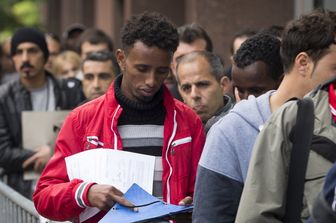 Immigrati richiedenti asilo in fila davanti all'agenzia federale per l'accoglienza (Fedasil)&nbsp;