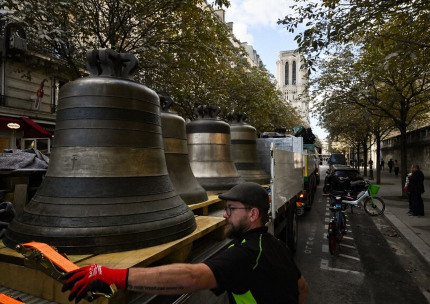 Notre-Dame de Paris riaccoglie le otto campane del suo campanile settentrionale, a meno di tre mesi dalla riapertura della cattedrale.