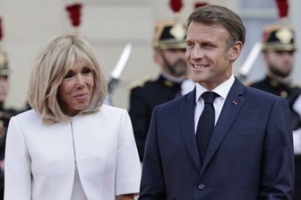 brigitte macron non e trans donne condannate diffamazione