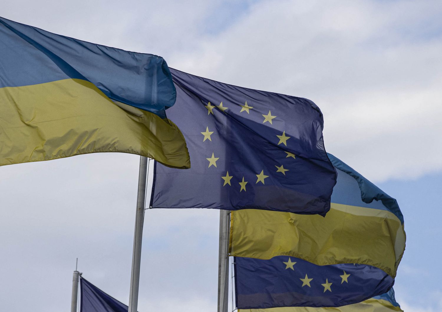 Le bandiere dell'Ucraina e dell'Ue