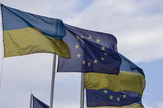 Le bandiere dell'Ucraina e dell'Ue