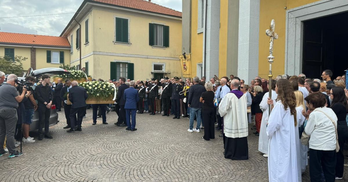 Folla commossa ai funerali della famiglia di Paderno Dugnano. I palloncini dei compagni di classe "Ciao Lorenzo" (VIDEO)