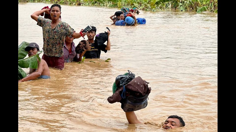 - Il tentativo di salvare i propri beni durante la fuga