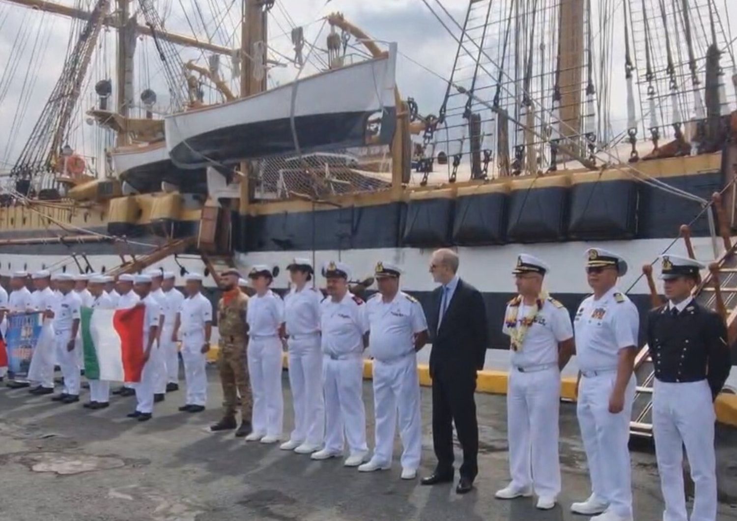 marina militare nave amerigo vespucci nelle filippine